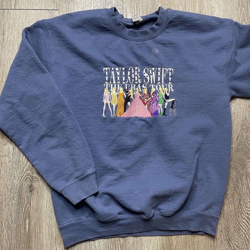 Taylor Swift Eras Tour Sweatshirt Pullover Long Sleeve Navy Sz M Crewneck Gildan